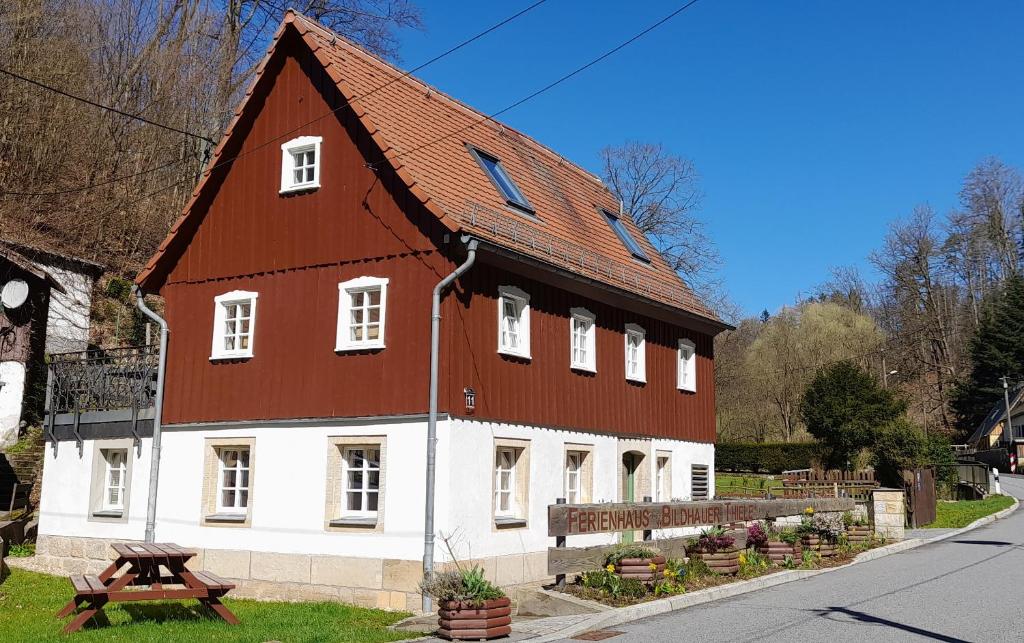 OttendorfFerienhaus Bildhauer Thiele的一座棕色和白色的大建筑,设有木屋顶