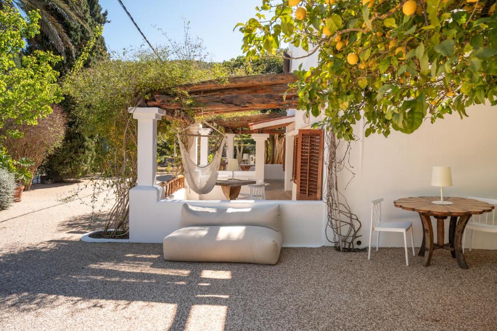 圣胡安包蒂斯塔Valley Club Ibiza - Boutique Agroturismo的一个带桌椅和树的庭院