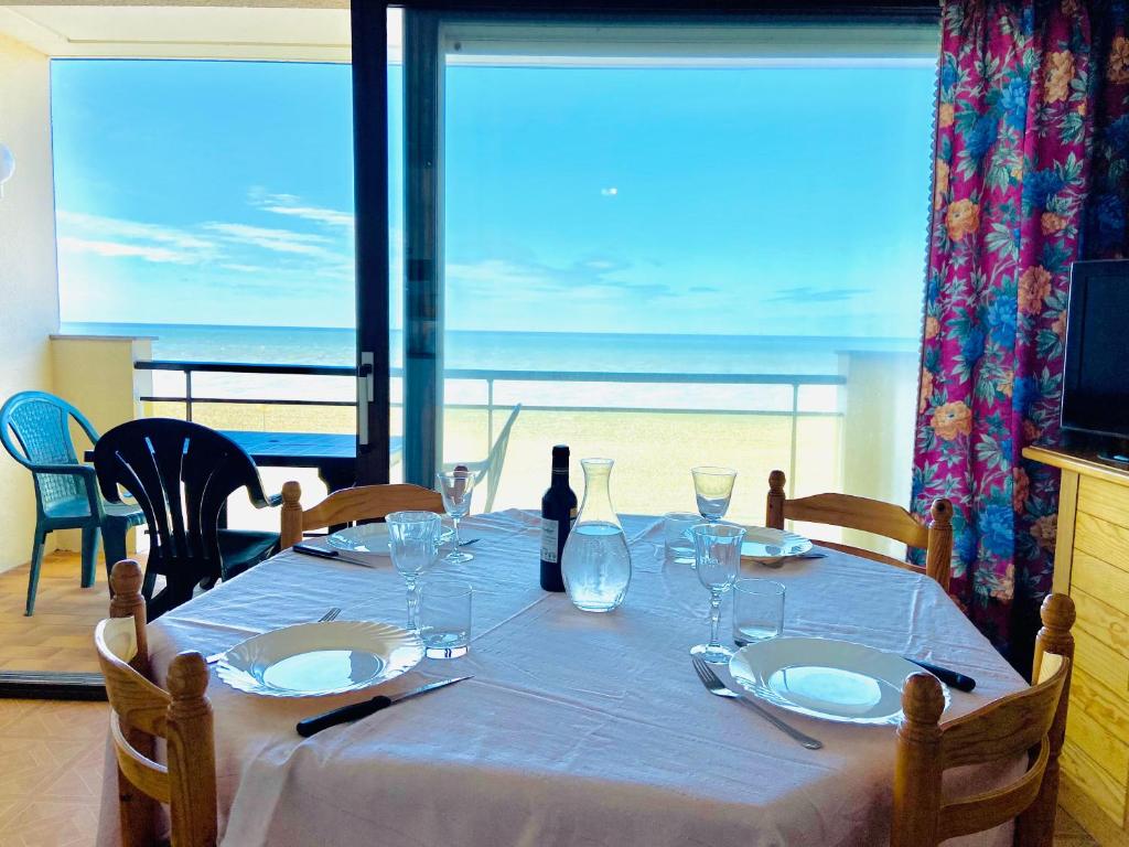 滨海卡约Studio lumineux face mer à Cayeux sur mer的海景餐桌