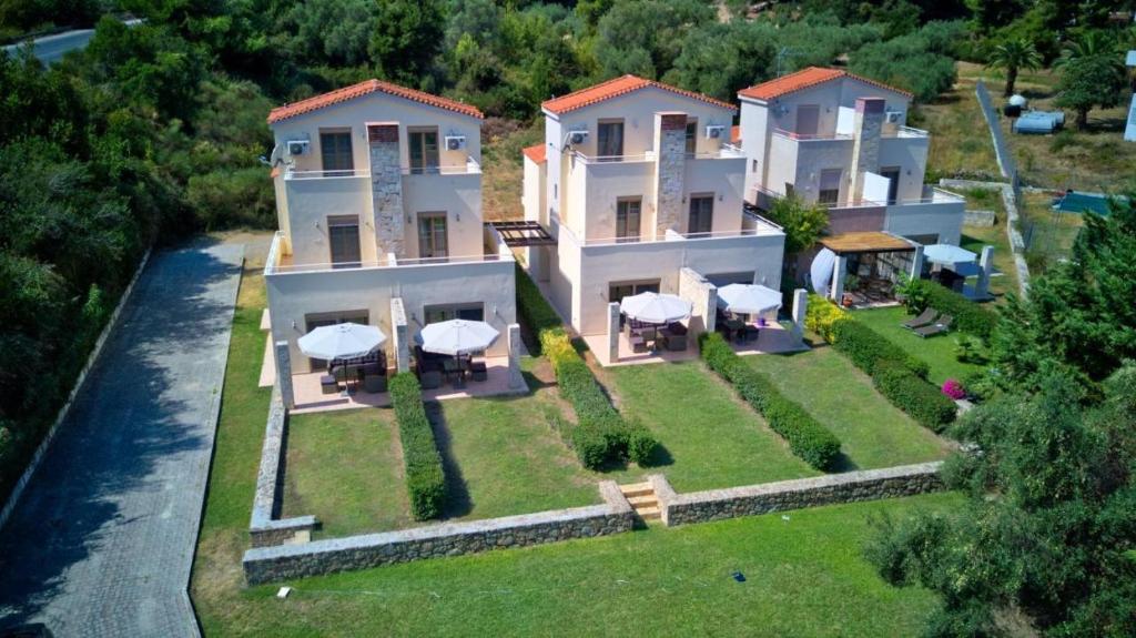 克里皮吉Villa Alex Holiday Home的享有大房子空中美景,设有庭院