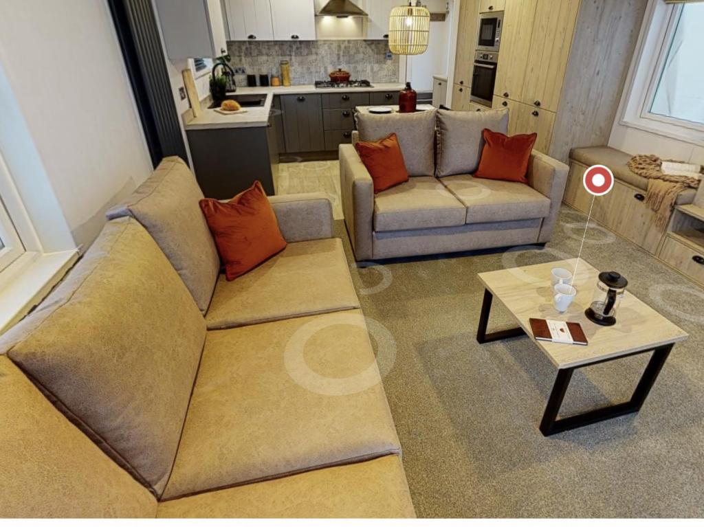 切达Sherwood Lodge的客厅配有沙发和桌子