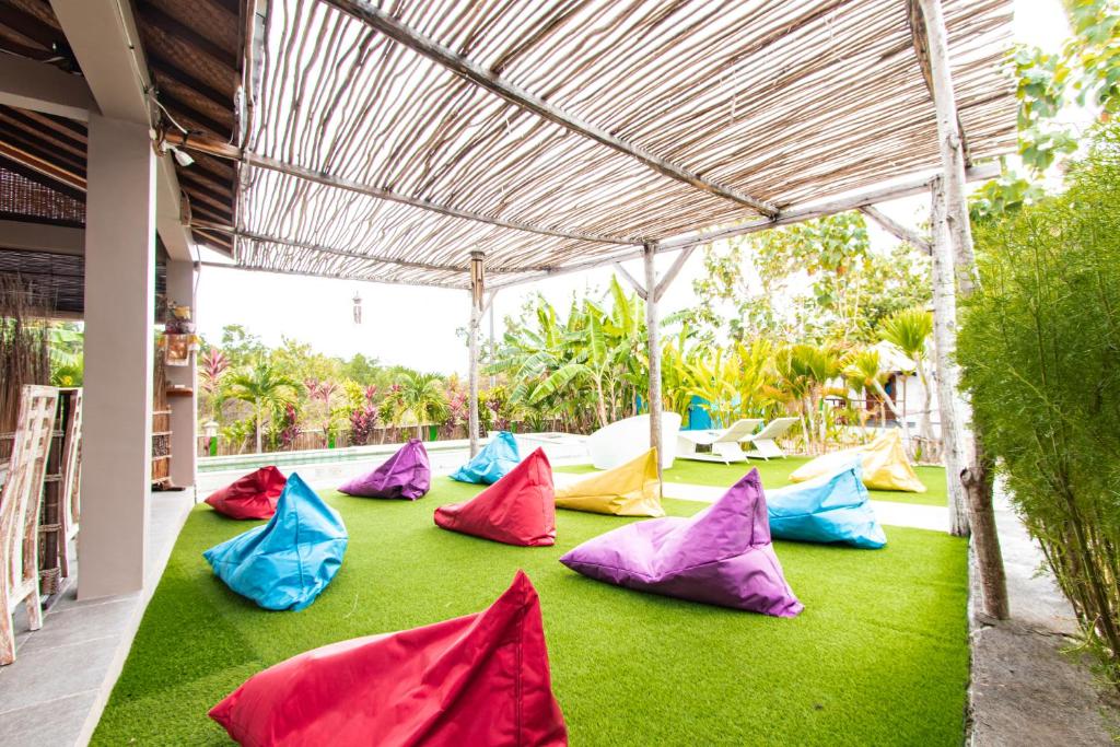 珀尼达岛Nusa Penida Yurt的一组彩色枕头,位于房子的地板上