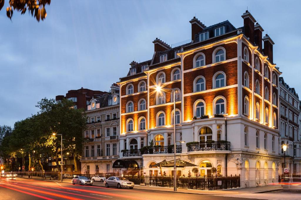 伦敦伦敦巴廖尼酒店-立鼎世酒店集团的城市街道上的一个大型建筑
