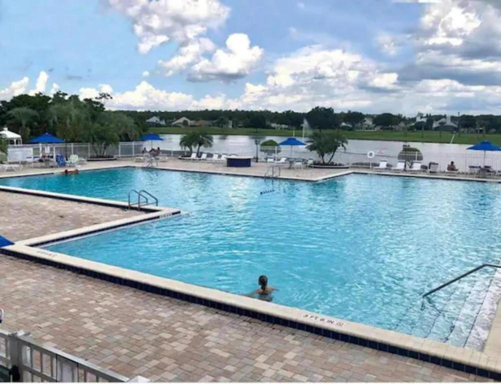 奥兰多Orlando Vacation Apartment 3919的水中人的大型游泳池