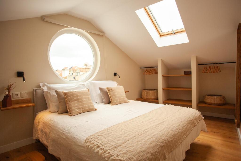 里斯本Vila Rodrigues的一间卧室设有一张大床和大窗户