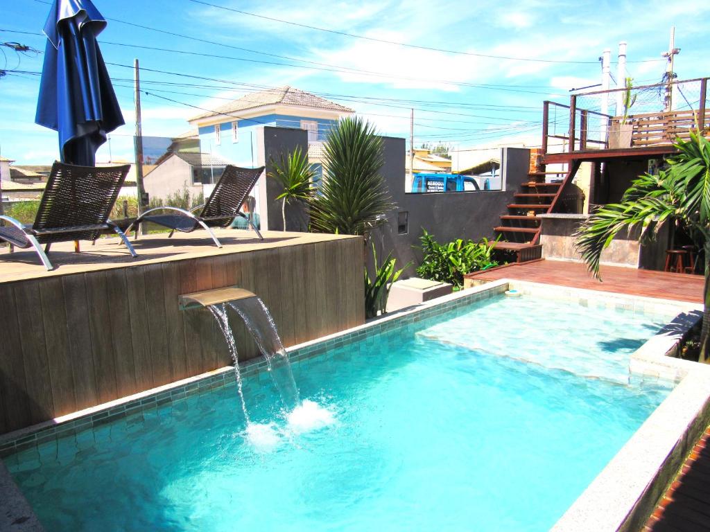 卡波布里奥POUSADA ONDA CARIOCA的一个带喷泉的游泳池