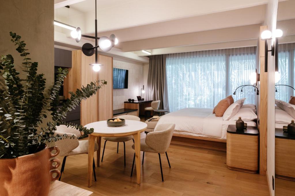 墨西哥城Colima 71 Art - Community - Hotel的卧室配有一张床和一张桌子及椅子