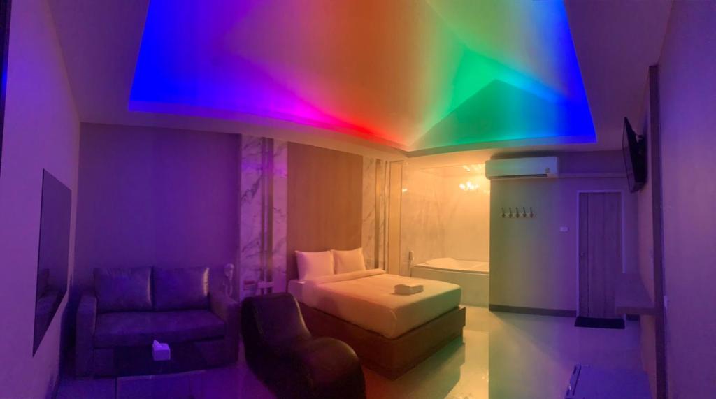 春武里โรงแรมในฝัน的配有床和彩虹天花板的客房