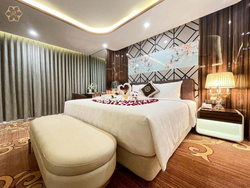 荣市Cửa Đông Luxury Hotel的酒店客房设有一张带玫瑰花的大床