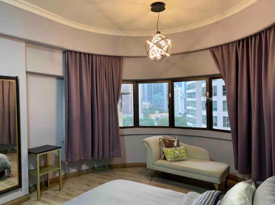 吉隆坡Cosy City Centre Living at WTC的带沙发、椅子和窗户的客厅