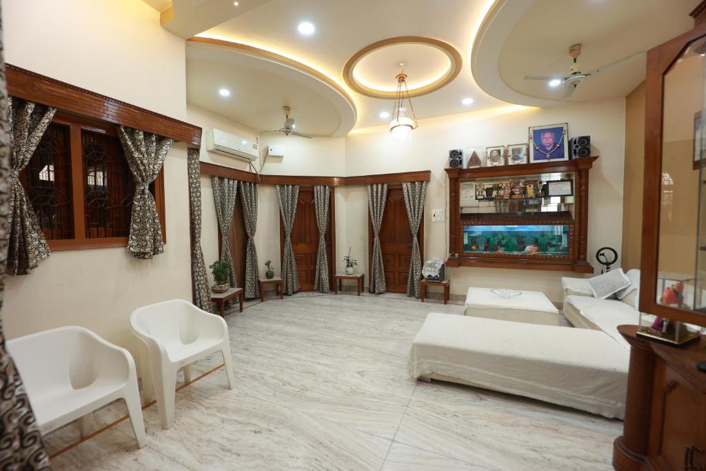 瓦拉纳西Kapoor Sahab Homestay : it's a home away from home.的一个带床和沙发的大客厅