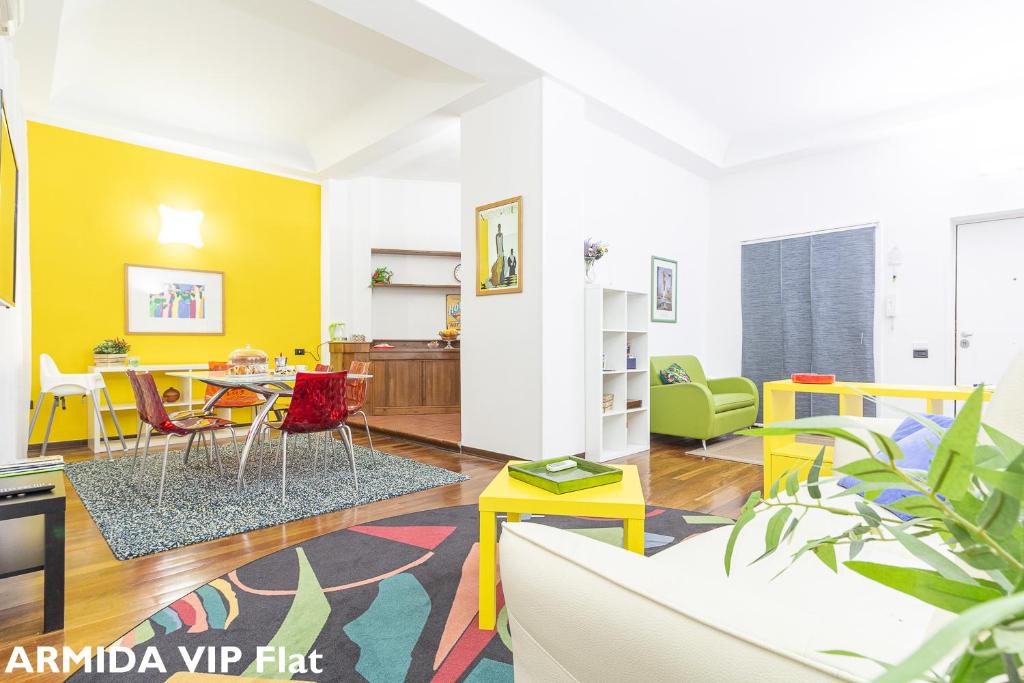 那不勒斯da ARMIDA VIP Flat的客厅设有黄色的墙壁和桌椅