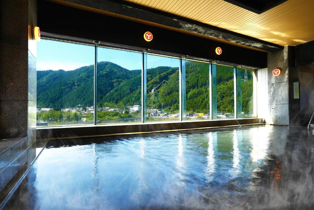 大崎市Ooedo Onsen Monogatari Kounkaku的山景游泳池
