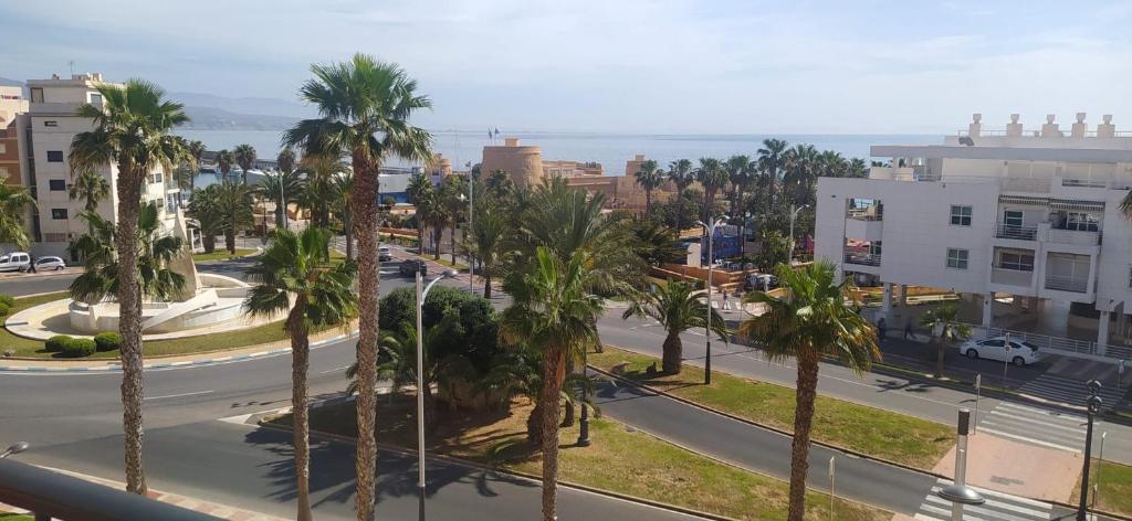 滨海罗克塔斯Apartamento Roquetas playa con WIFI的享有棕榈树城市街道的空中景致