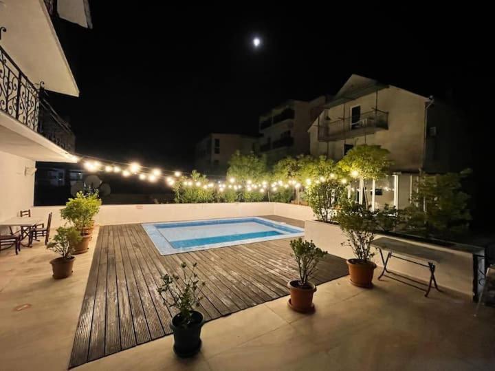 乌雷基Del Mar的一个带游泳池的庭院,晚上有灯光