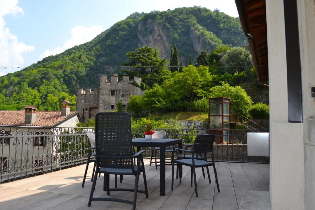 维托里奥·威尼托Residence Porta Della Muda的一个带城堡的阳台的桌椅