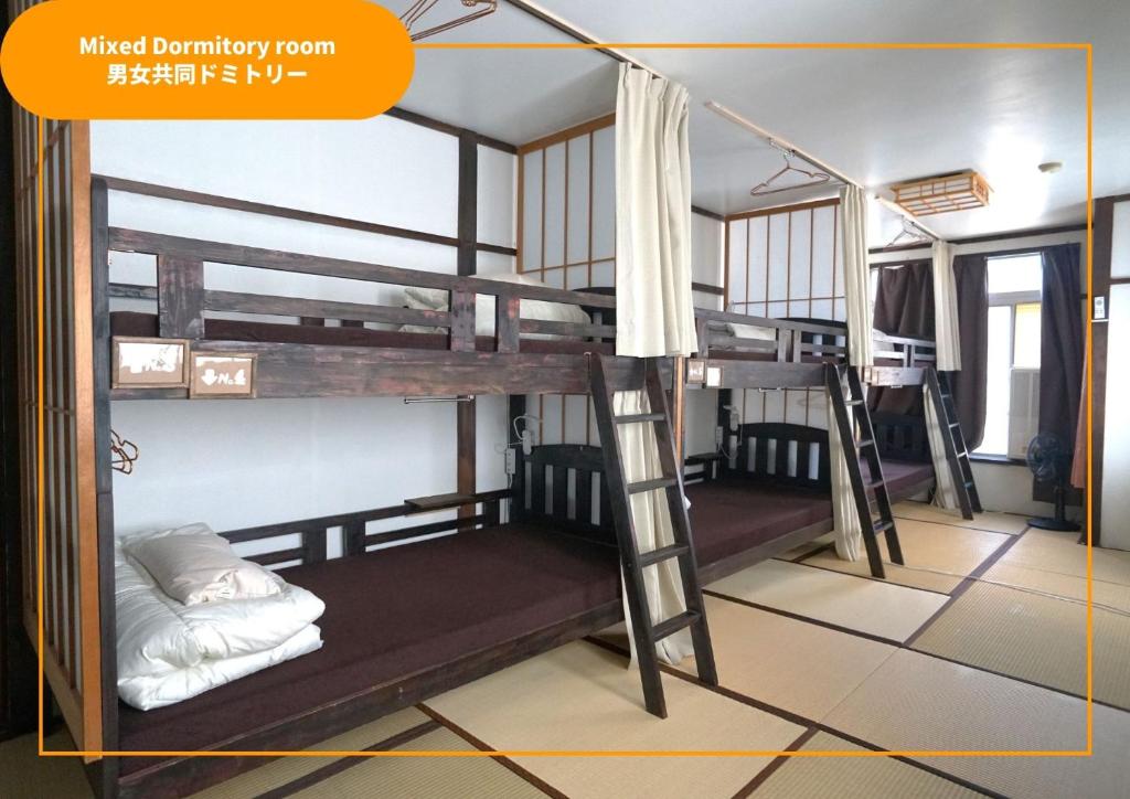 汤泽町Sansan Yuzawa Backpackers的双层床间 - 带两张双层床