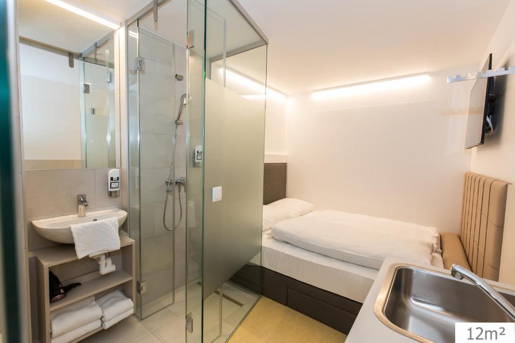 维也纳Smart Nano Living - Wien Hauptbahnhof的带淋浴和盥洗盆的浴室