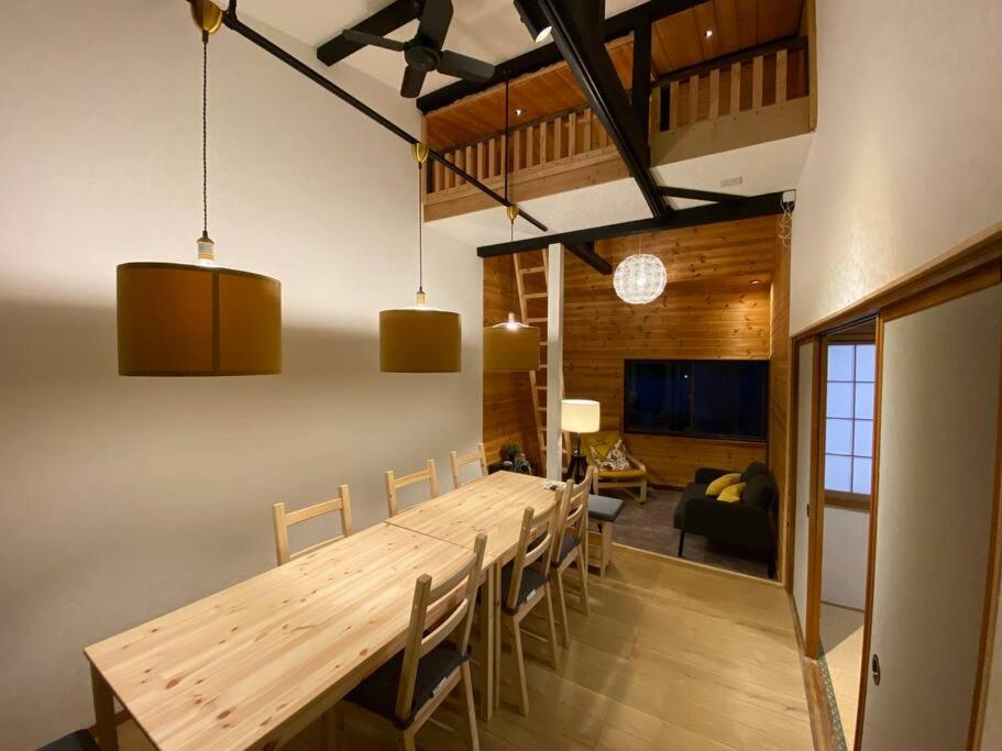 Shimo-yoshidaFTH Moon Light 3min to Sta.的用餐室配有长木桌子和椅子