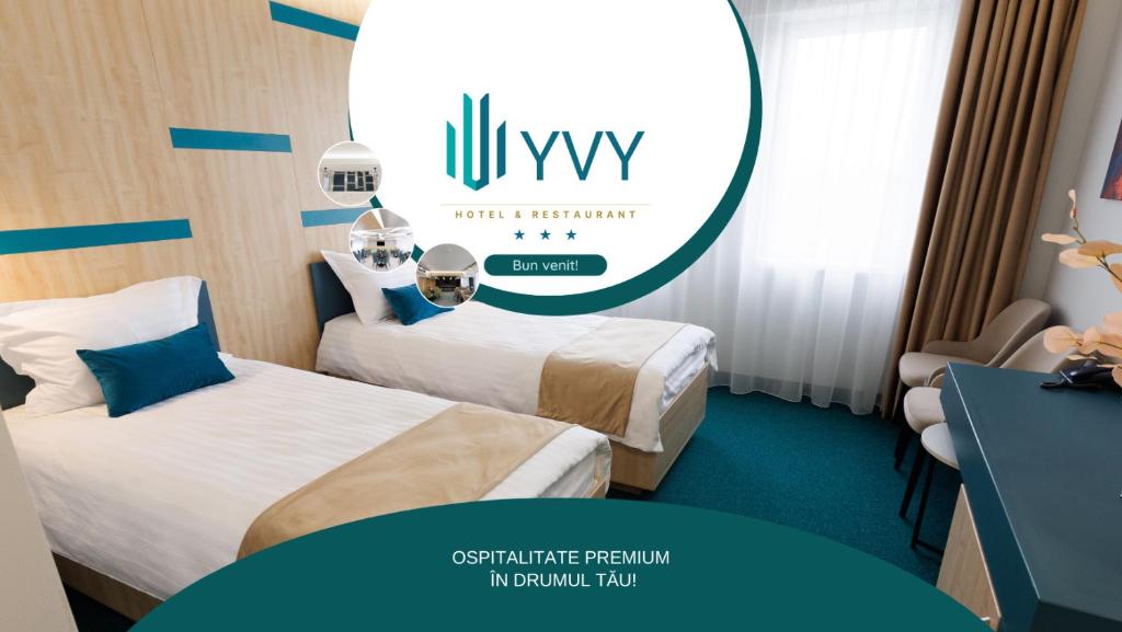 赛比什Hotel YVY的酒店客房设有两张床和一张桌子。