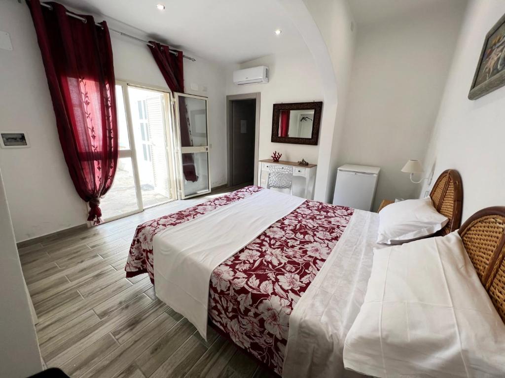 蓬扎Camere Dieci Maggio的一间卧室配有一张带红色窗帘的大床