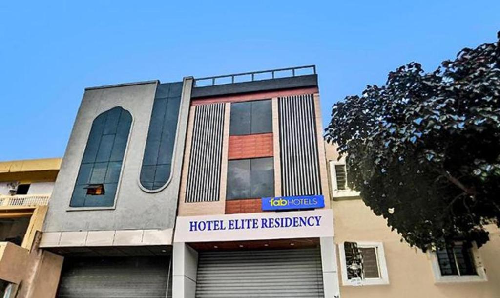 印多尔FabHotel Elite Residency的前面有标志的建筑