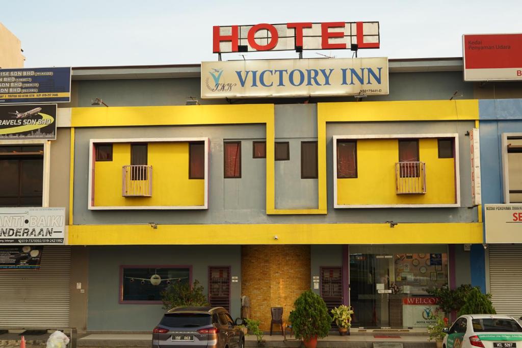 雪邦Hotel Victory Inn KLIA and KLIA 2的前面有标志的酒店