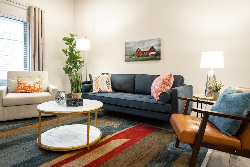 拉伯克Luxury Lubbock Home Retreat near Texas Tech的客厅配有沙发和桌子