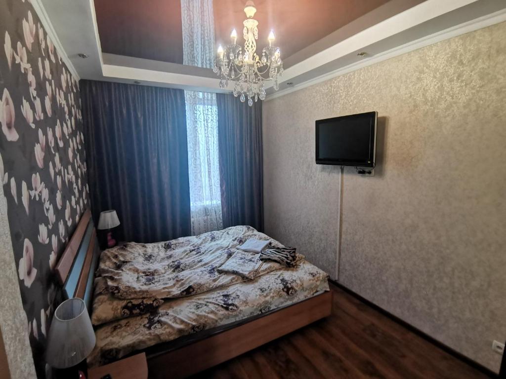 Apartment Lux Centr 2BedRooms near Aristocrat Prospect Soborniy客房内的一张或多张床位
