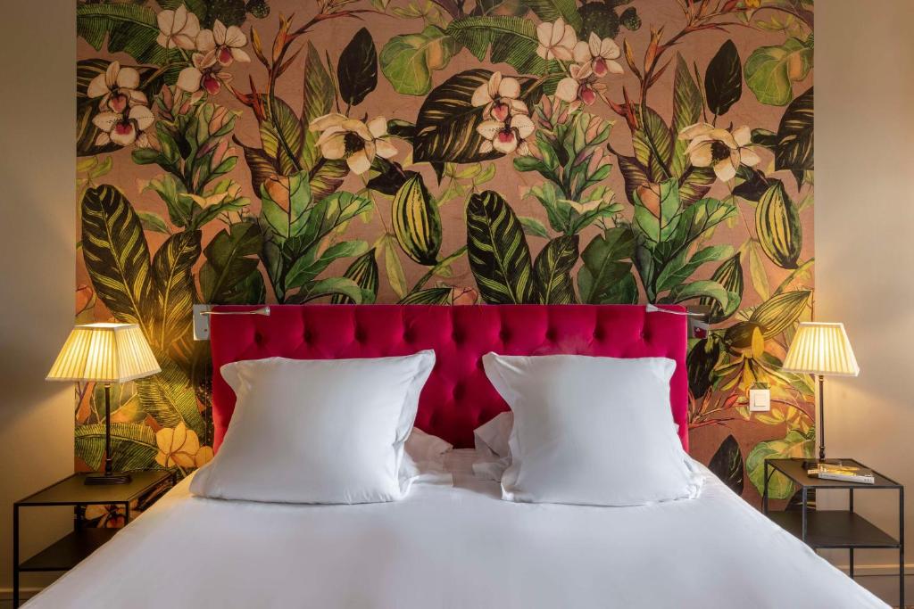 马孔欧洲英格兰德贝斯特韦斯特PLUS酒店的一间卧室配有一张红色床头板的床
