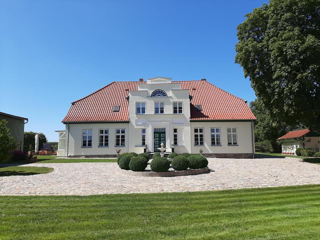NeuburgGutshaus Neu Farpen的一座大型白色房屋,设有红色屋顶