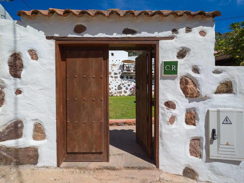圣卢西亚Casa rural cercado de don paco的石头建筑一侧的门