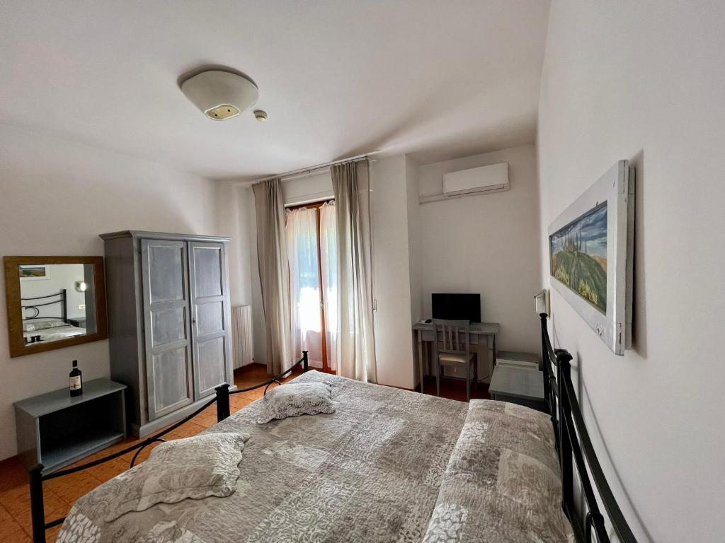 蒙特普齐亚诺马文酒店的一间卧室设有一张大床和一个窗户。