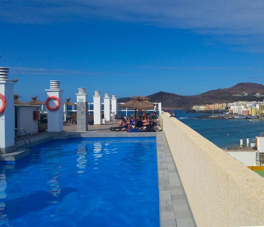 大加那利岛拉斯帕尔马斯和蔼酒店的享有水景的游泳池