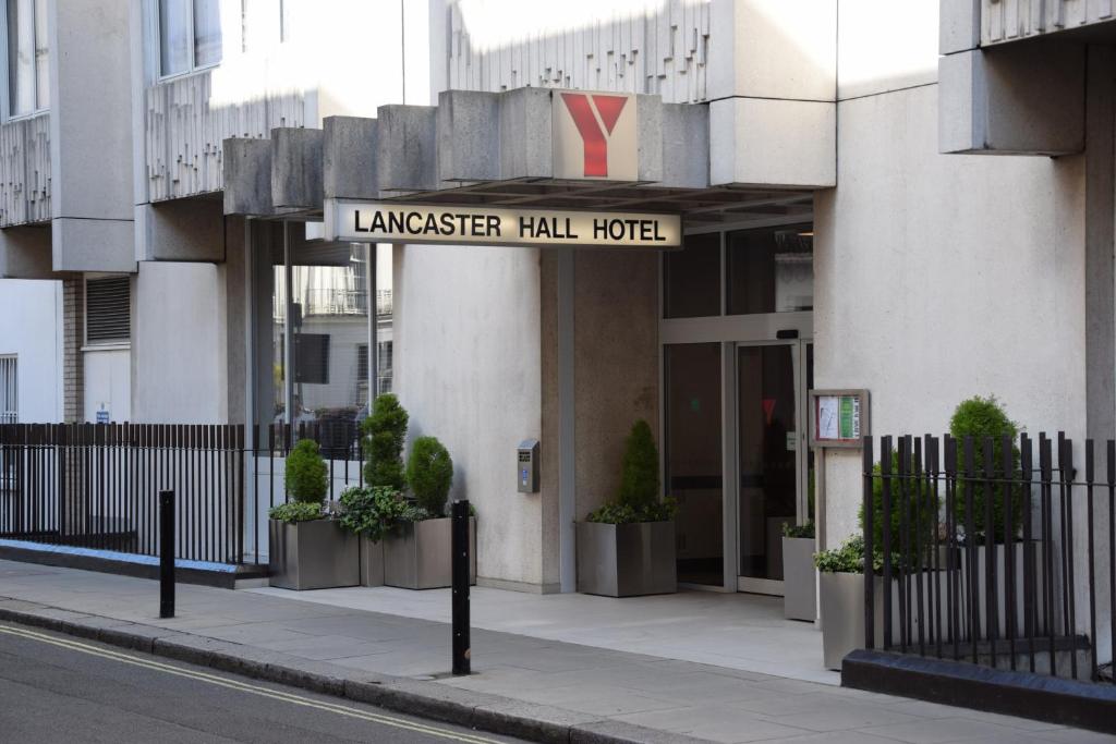 伦敦Lancaster Hall Hotel的一座标有酒店标志的建筑