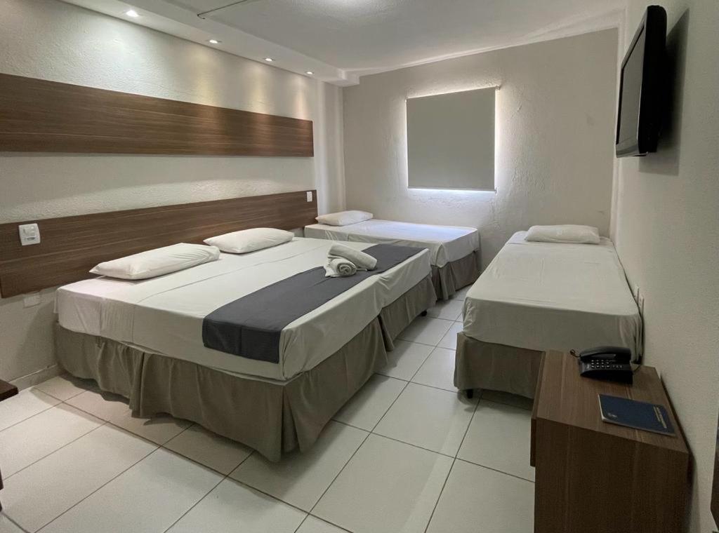 马塞约Hotel Pousada Alagoana的一间设有两张床和电视的房间