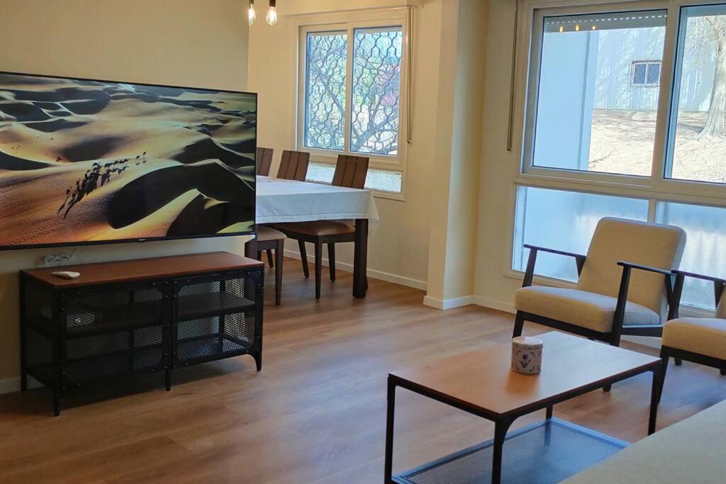 米茨佩·拉蒙Desert Breeze的客厅配有沙发和桌子