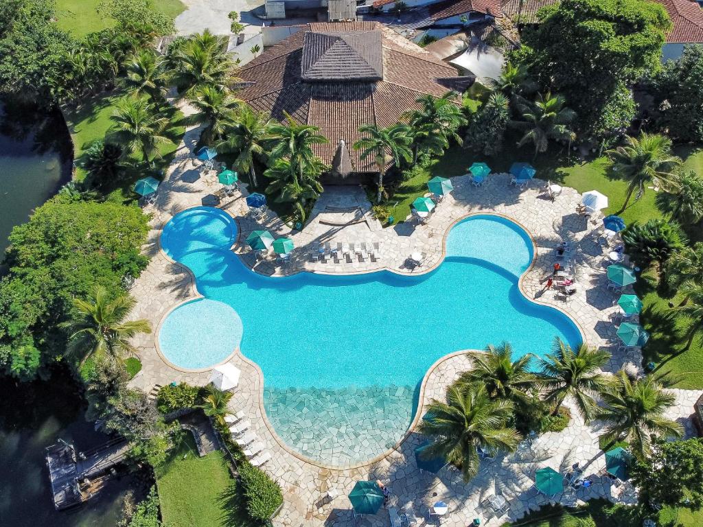 安格拉杜斯雷斯Hotel do Bosque ECO Resort的享有度假村游泳池的空中景致