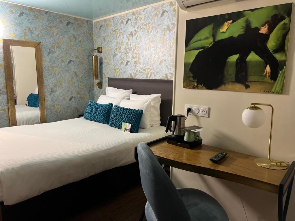 巴黎莫里斯格兰德大道酒店的酒店客房配有两张床和一张桌子及椅子