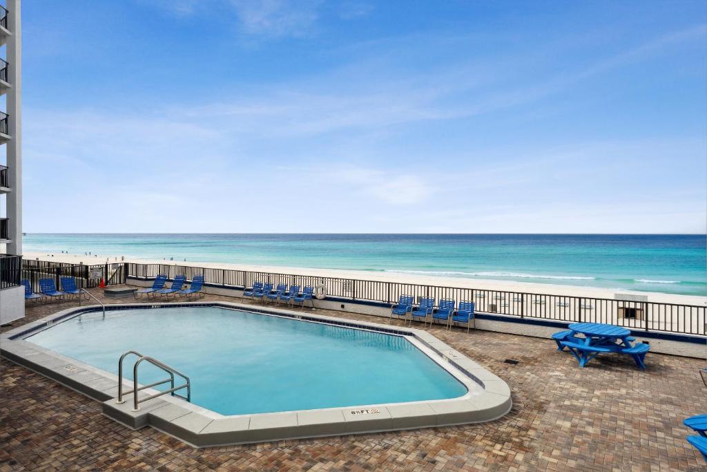 巴拿马城海滩AquaVista Beach Resort by Panhandle Getaways的海滩背景游泳池