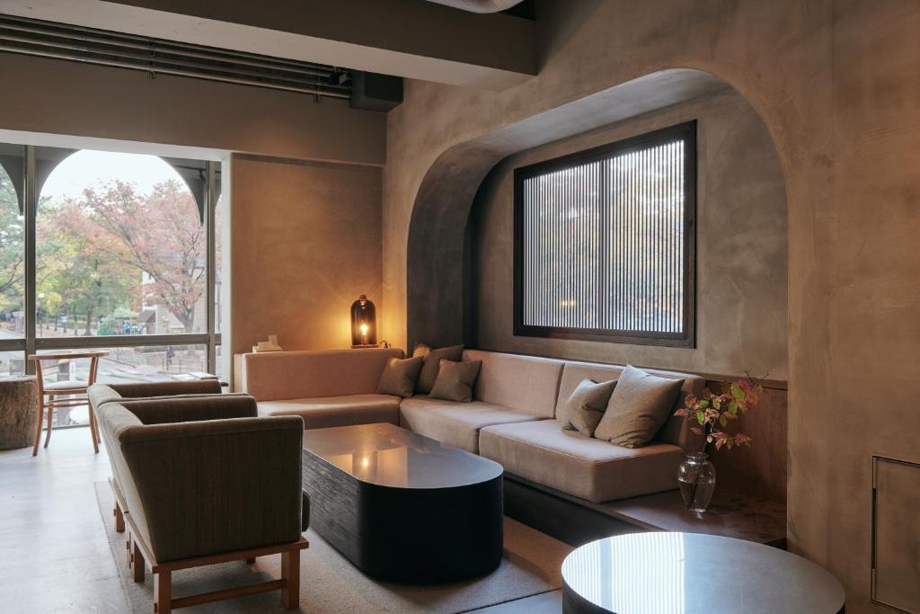 金泽Korinkyo的客厅配有沙发和桌子