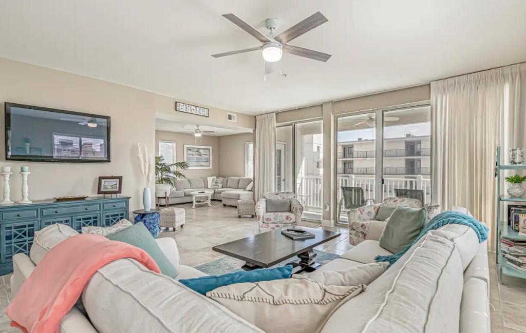 默特尔比奇Stunning Ocean Breeze Luxury Villas 4D-Across The Street From The Ocean! Sleeps 10 guests!的带沙发和桌子的客厅