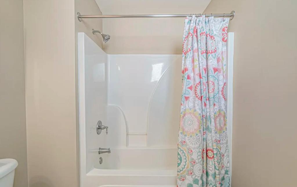 Stunning Ocean Breeze Luxury Villas 4D-Across The Street From The Ocean! Sleeps 10 guests!的一间浴室