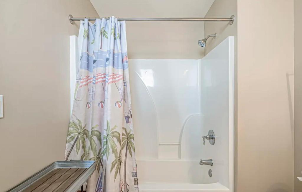 Stunning Ocean Breeze Luxury Villas 4D-Across The Street From The Ocean! Sleeps 10 guests!的一间浴室