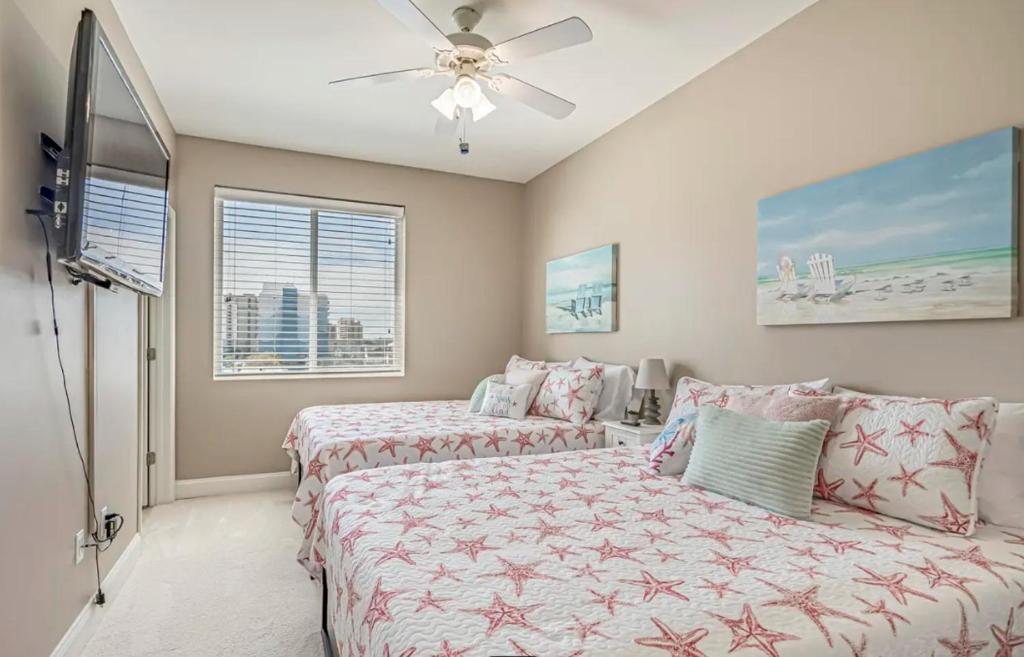 Stunning Ocean Breeze Luxury Villas 4D-Across The Street From The Ocean! Sleeps 10 guests!客房内的一张或多张床位
