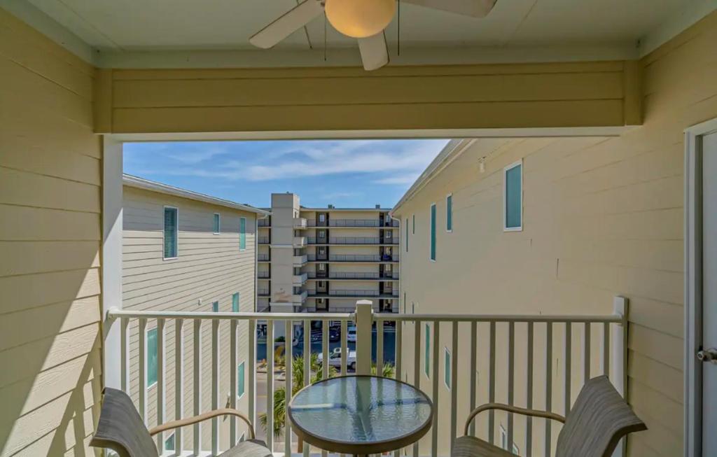 Stunning Ocean Breeze Luxury Villas 4D-Across The Street From The Ocean! Sleeps 10 guests!的阳台或露台