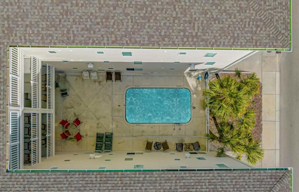Stunning Ocean Breeze Luxury Villas 4D-Across The Street From The Ocean! Sleeps 10 guests!内部或周边的泳池