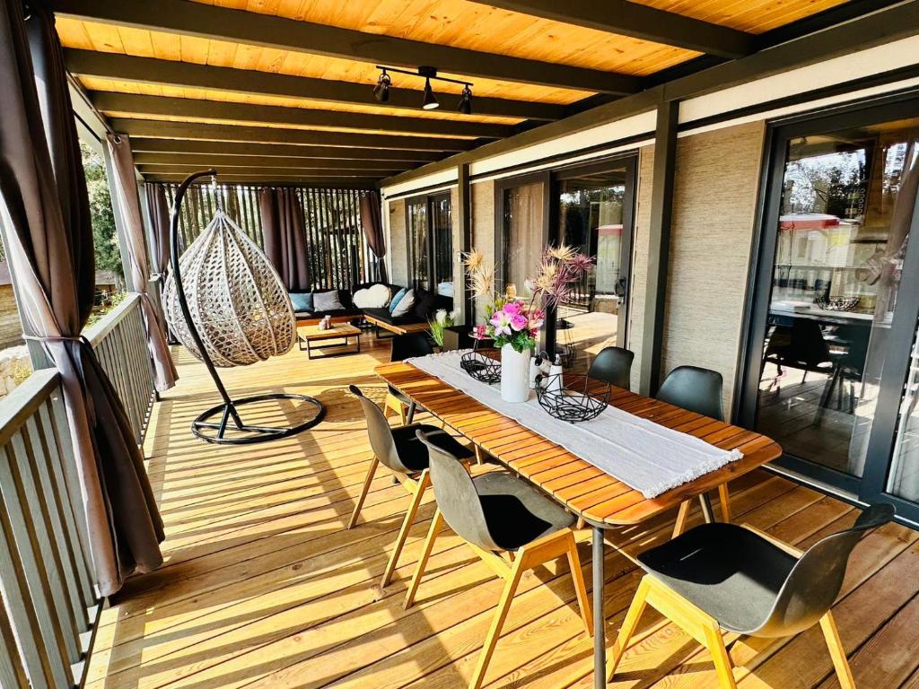 比奥格勒·纳·莫鲁Brand New Mobile House - Soline Beach的木制甲板上配有桌椅