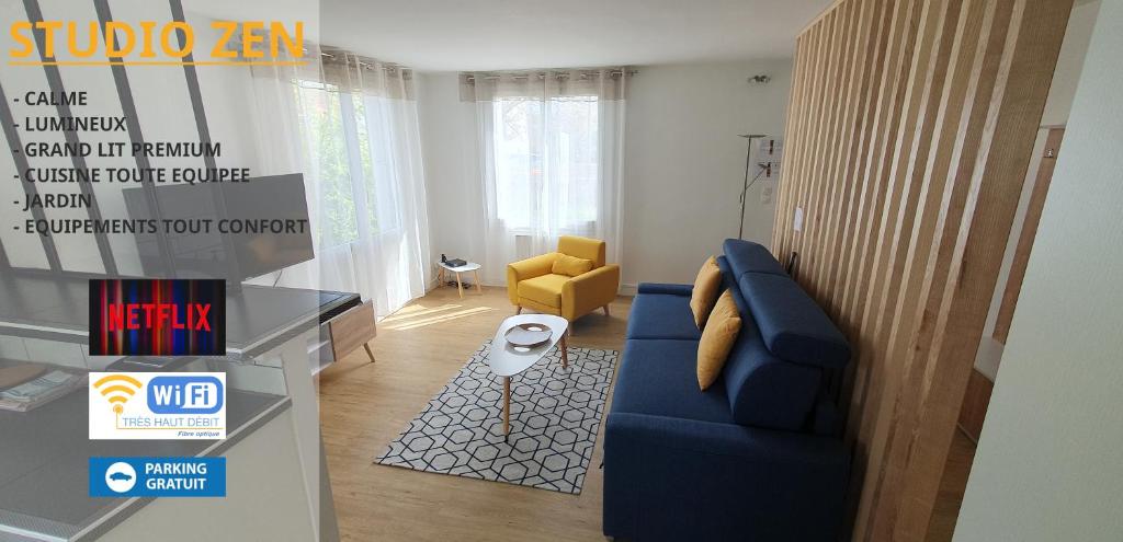 尼奥尔Studio Zen的客厅配有蓝色的沙发和黄色的椅子