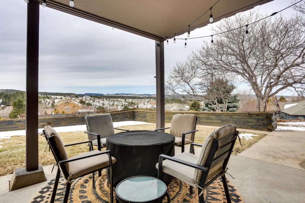 拉皮德城Rapid City Apartment with Mountain Views!的一个带桌椅的庭院和一个大窗户。